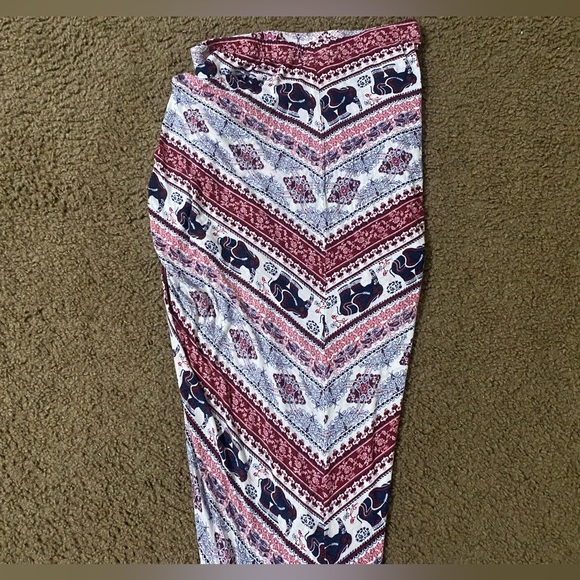 Rue21 asymmetrical elephant printed skirt in burgundy/red size medium - Picture 4 of 5